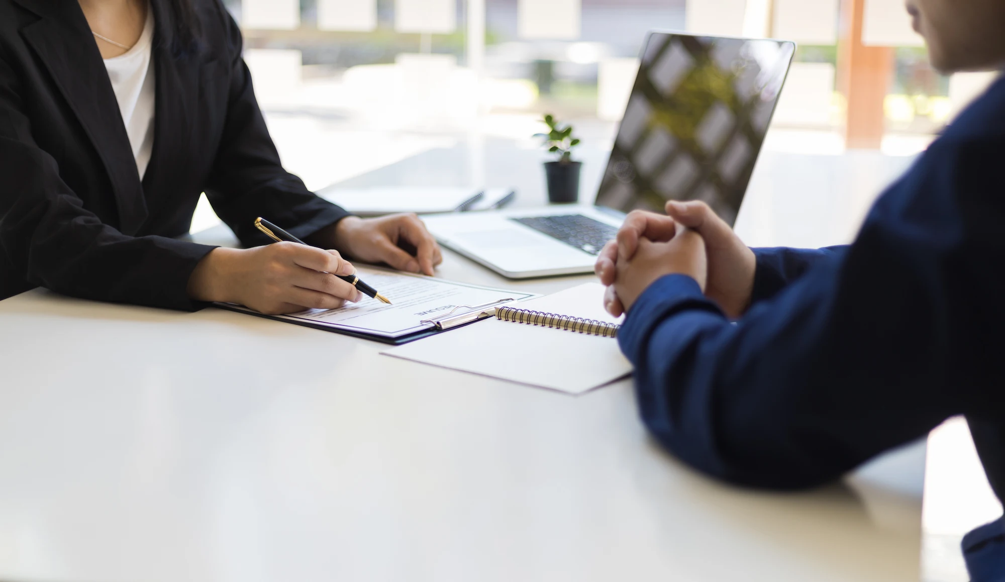 2 people discussing a contract